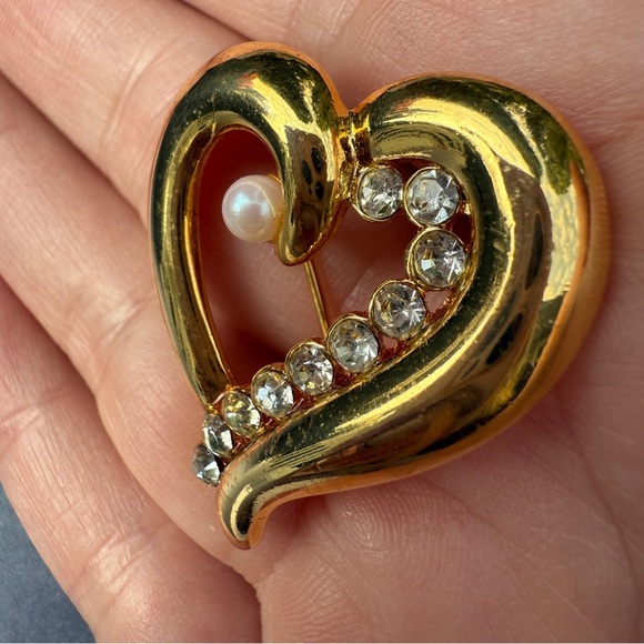 Elegant Gold Heart Brooch with Pearl and Crystals - Picture 4 of 10